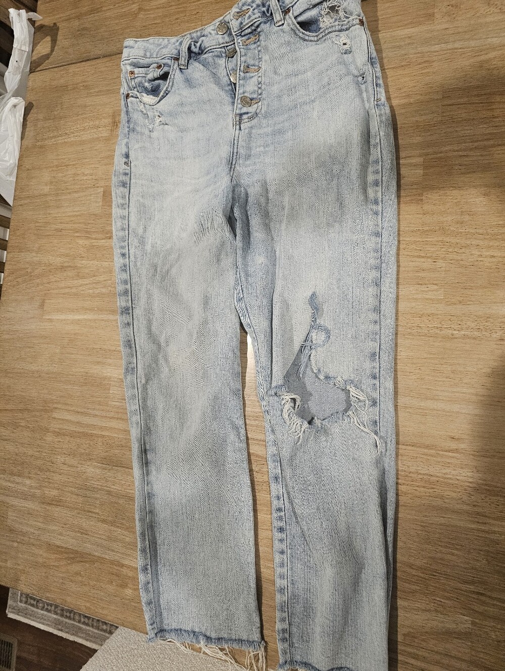 DAZE Light Wash Distressed Women's Jeans - Casual High-Rise Fit